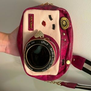 BETSEY JOHNSON KITSCH CLOSE UP CAMERA CROSSBODY BAG, Pink